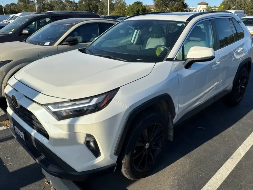2022 Toyota RAV4 XLE Premium photo 1