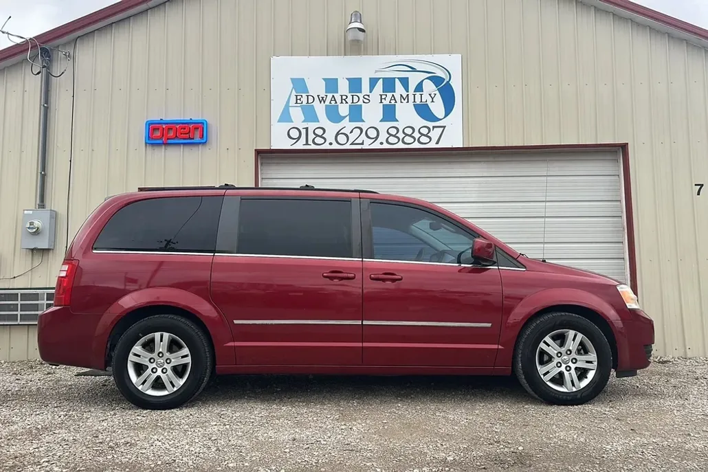 2010 Dodge Grand Caravan SXT photo 1