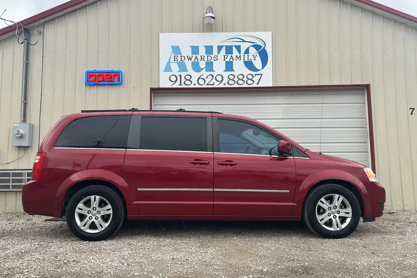 2010 Dodge Grand Caravan SXT photo 1
