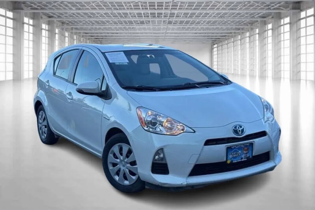 2014 Toyota Prius C Three photo 1
