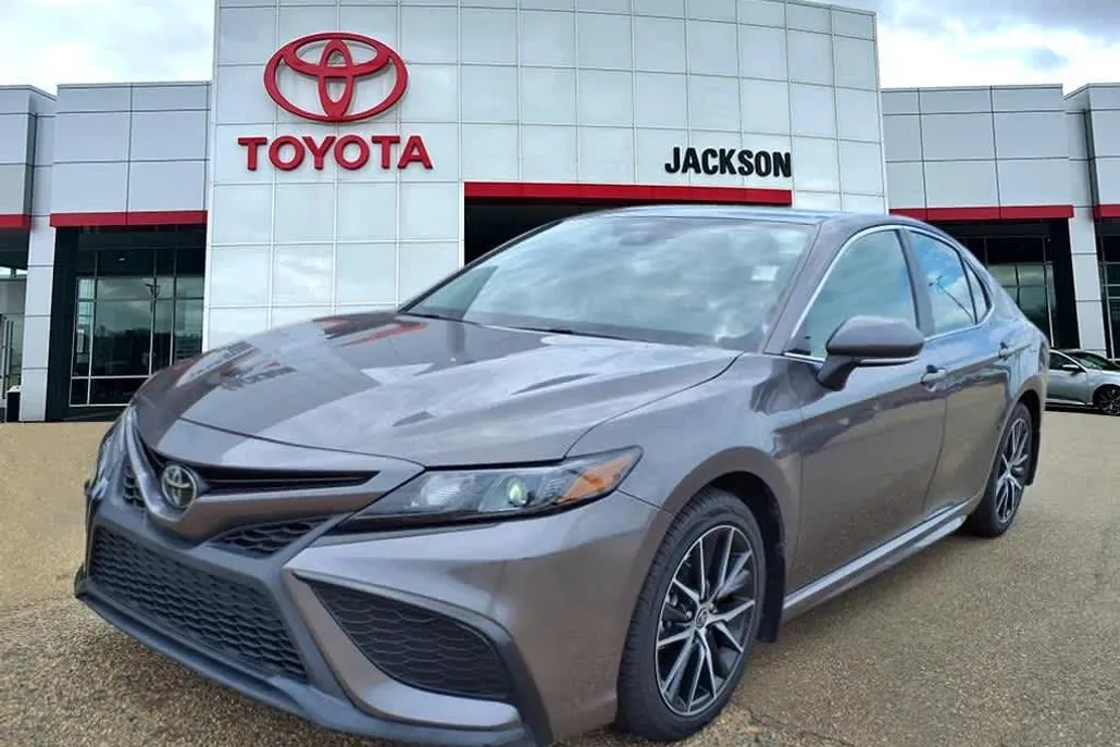 2024 Toyota Camry SE photo 1