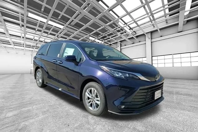 2025 Toyota Sienna XLE photo 1