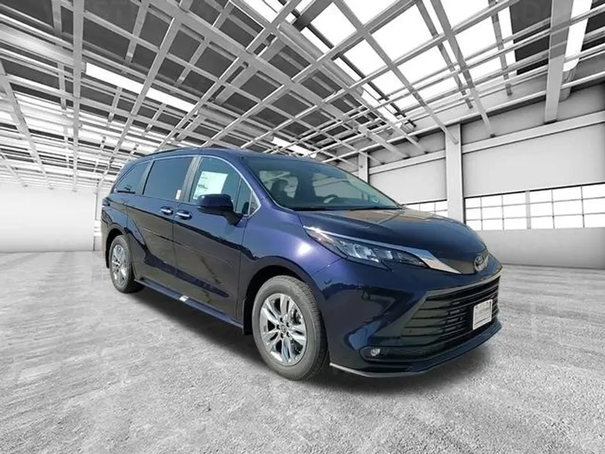 2025 Toyota Sienna XLE photo 1
