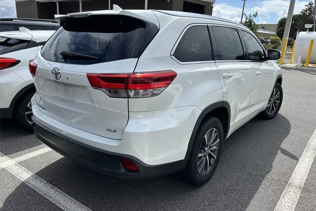 2019 Toyota Highlander XLE photo 1