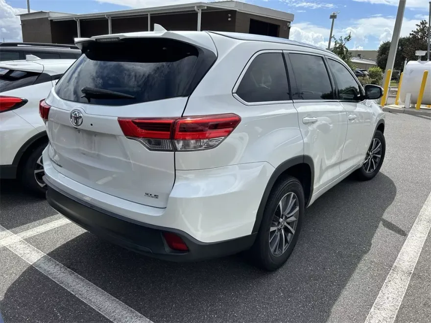 2019 Toyota Highlander XLE photo 1