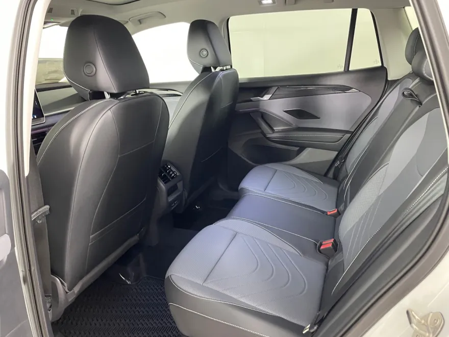2025 Volkswagen Tiguan SE photo 1