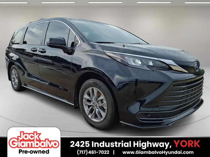 2024 Toyota Sienna LE photo 1