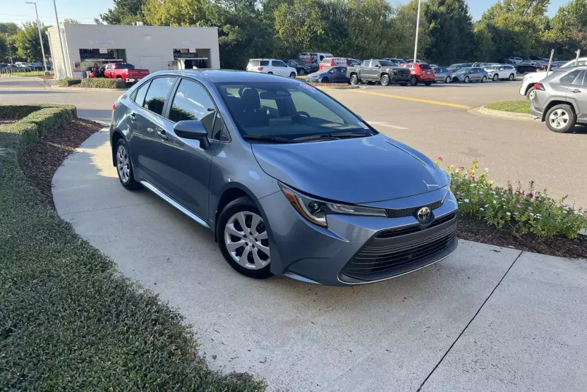 2025 Toyota Corolla LE photo 1