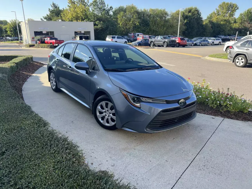 2025 Toyota Corolla LE photo 1