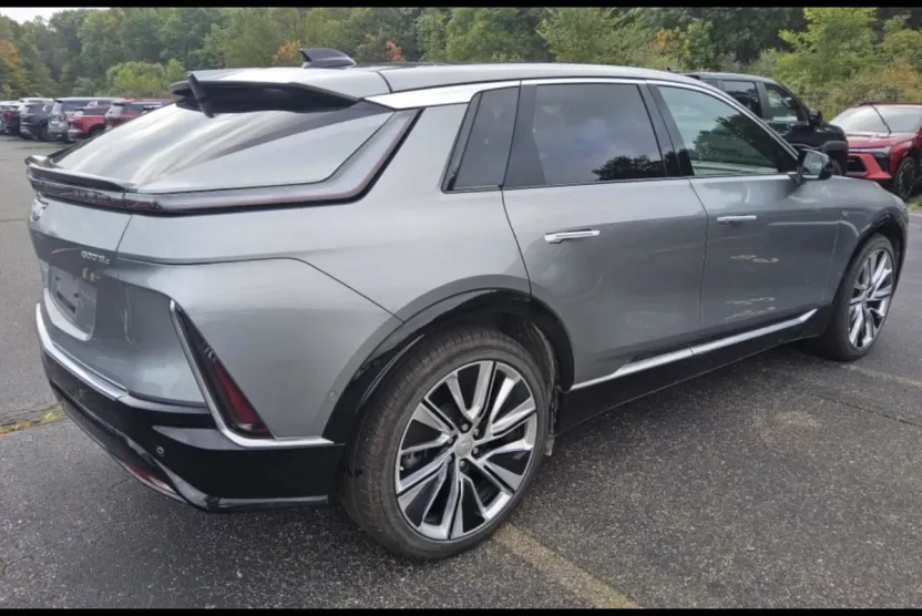 2024 Cadillac Lyriq Luxury photo 1