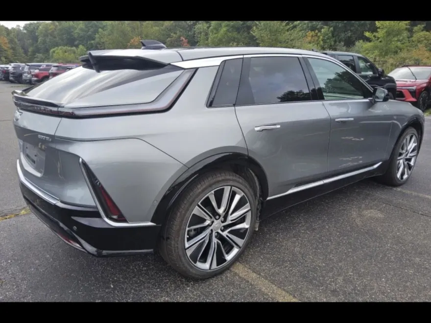 2024 Cadillac Lyriq Luxury photo 1