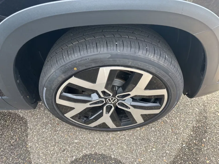 2022 Volkswagen Taos SEL photo 1