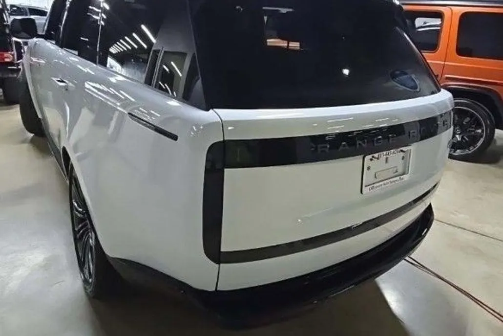 2023 Land Rover Range Rover SE photo 1