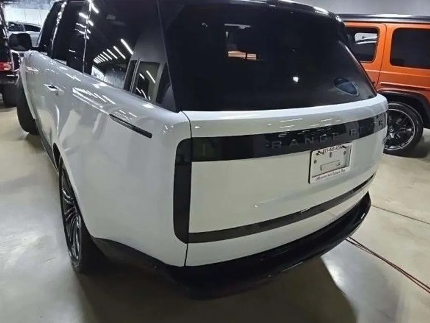 2023 Land Rover Range Rover SE photo 1