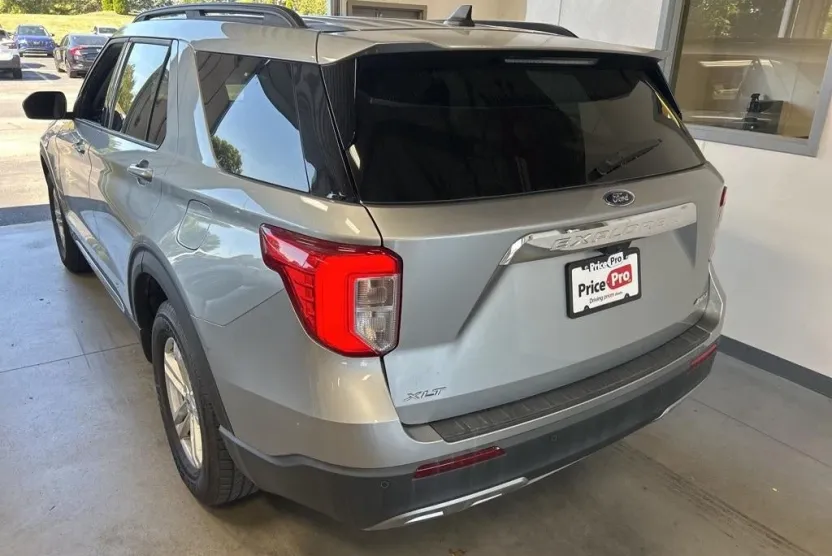 2023 Ford Explorer XLT photo 1