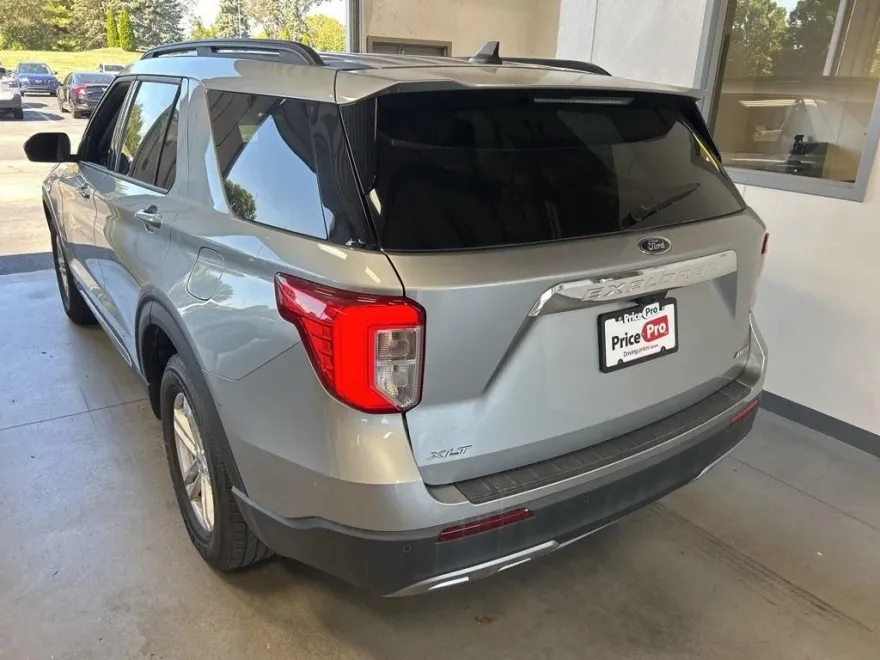 2023 Ford Explorer XLT photo 1