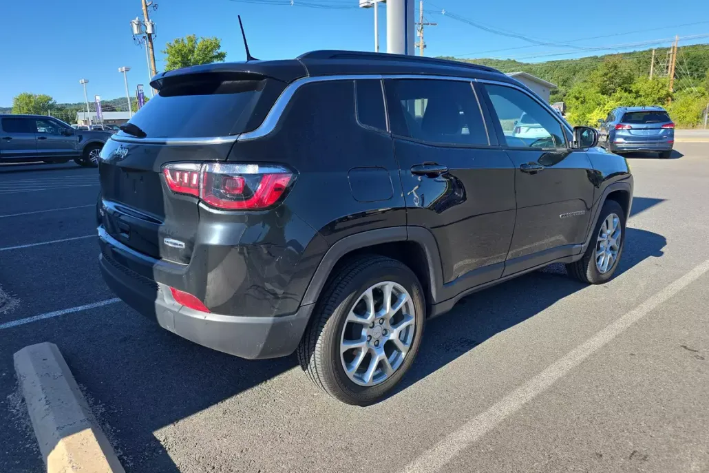 2023 Jeep Compass Latitude Lux photo 1