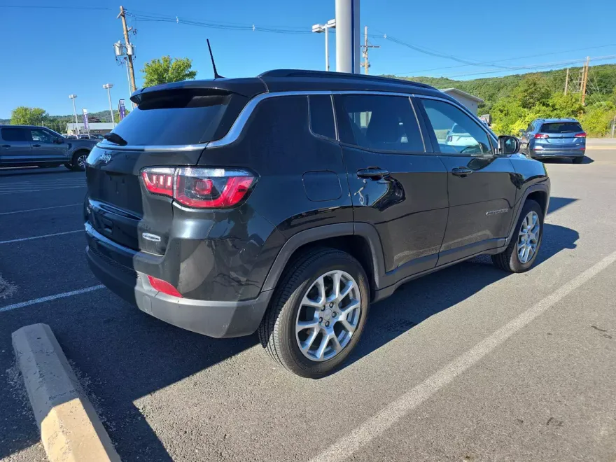 2023 Jeep Compass Latitude Lux photo 1