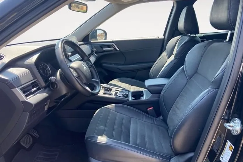 2023 Mitsubishi Outlander SE photo 1