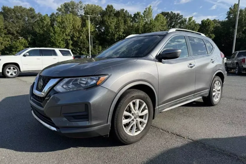 2018 Nissan Rogue SV photo 1
