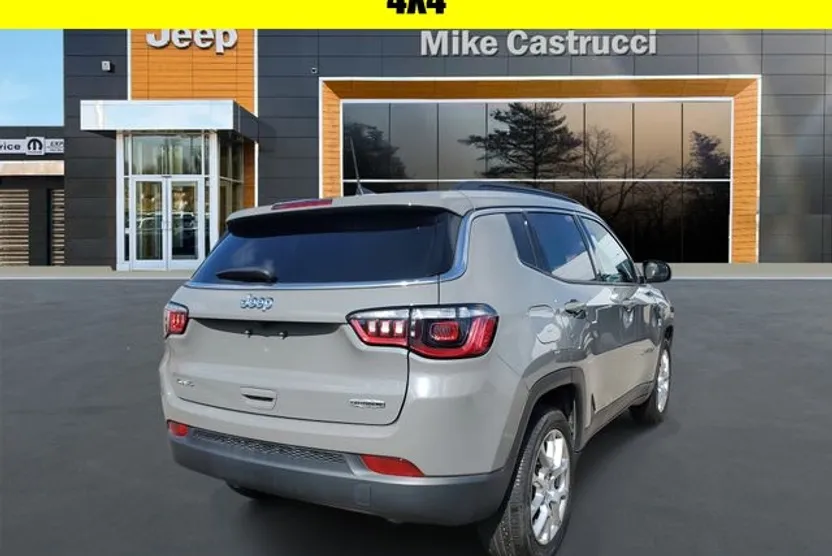 2023 Jeep Compass Latitude Lux photo 1