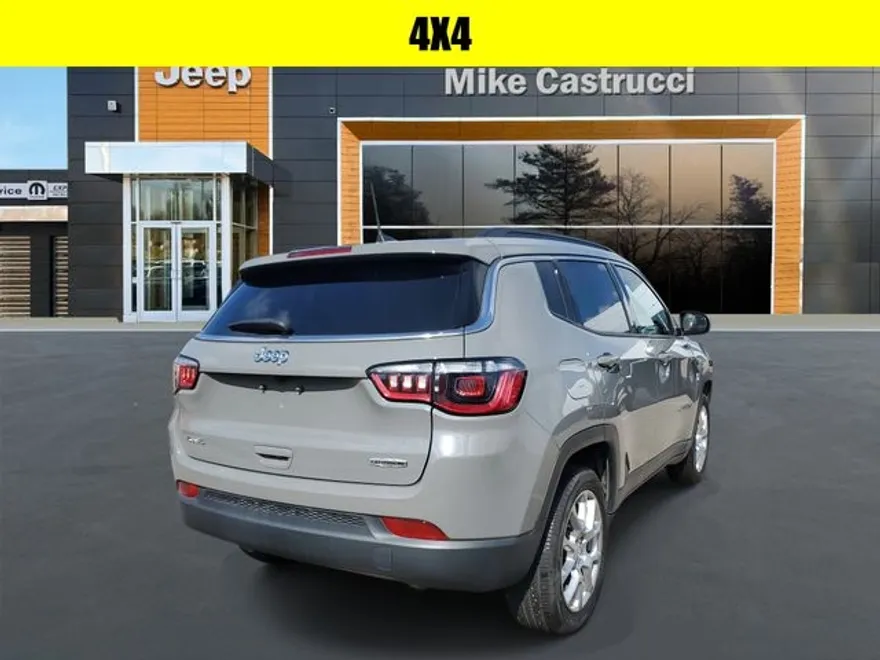 2023 Jeep Compass Latitude Lux photo 1