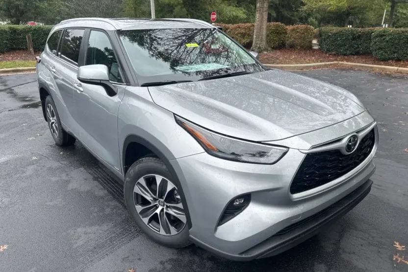 2025 Toyota Highlander Hybrid XLE photo 1