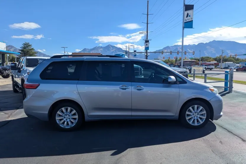 2015 Toyota Sienna photo 1