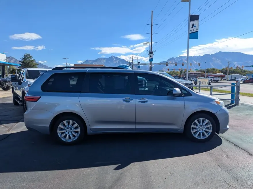 2015 Toyota Sienna photo 1