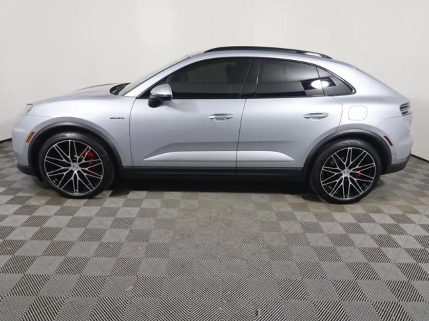 2025 Porsche Macan Electric photo 1