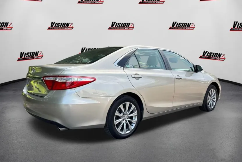 2016 Toyota Camry XLE photo 1