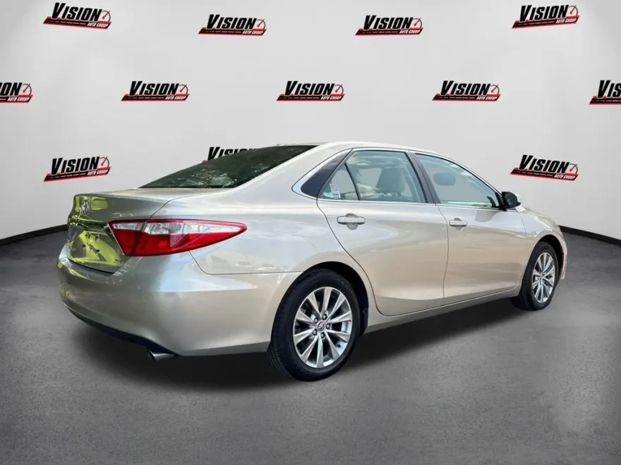 2016 Toyota Camry XLE photo 1