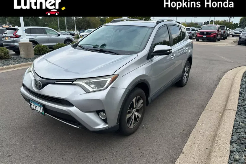 2017 Toyota RAV4 XLE photo 1