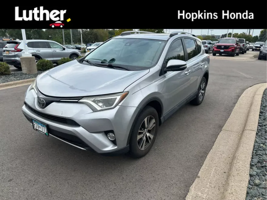 2017 Toyota RAV4 XLE photo 1