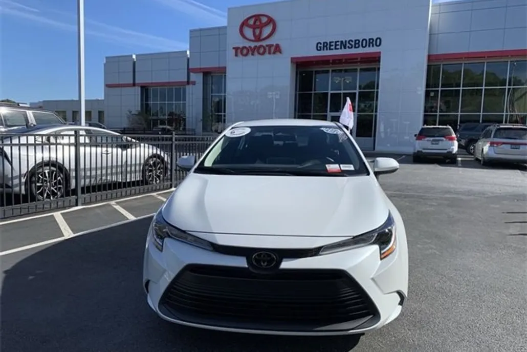 2025 Toyota Corolla LE photo 1