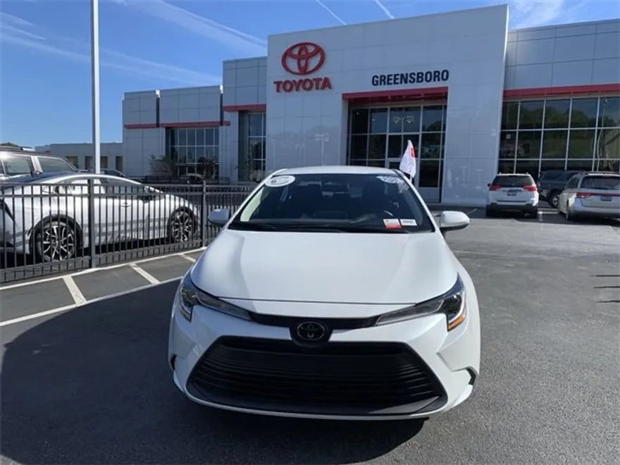 2025 Toyota Corolla LE photo 1