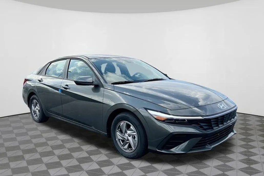2025 Hyundai Elantra SE photo 1