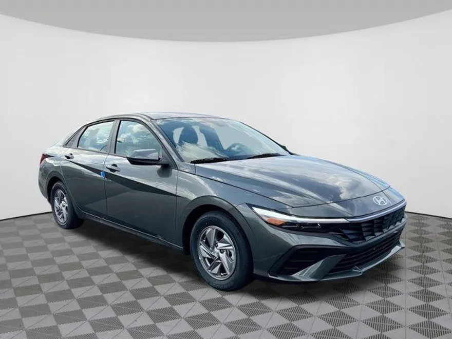 2025 Hyundai Elantra SE photo 1