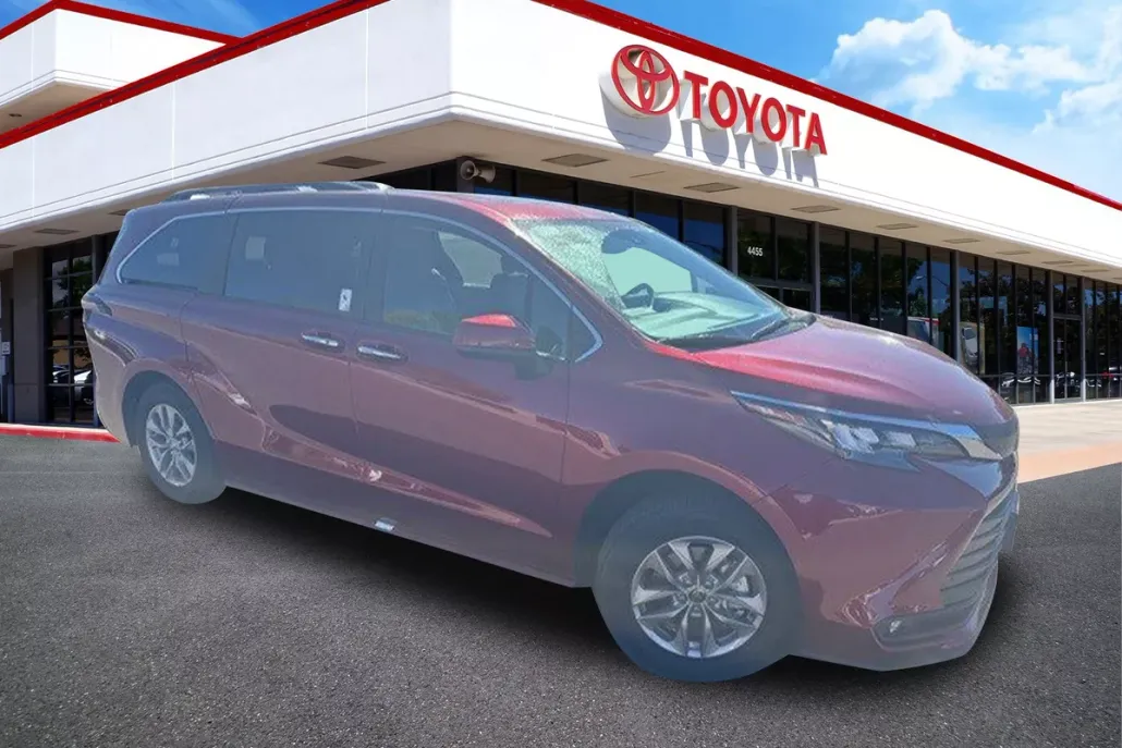 2025 Toyota Sienna XLE photo 1
