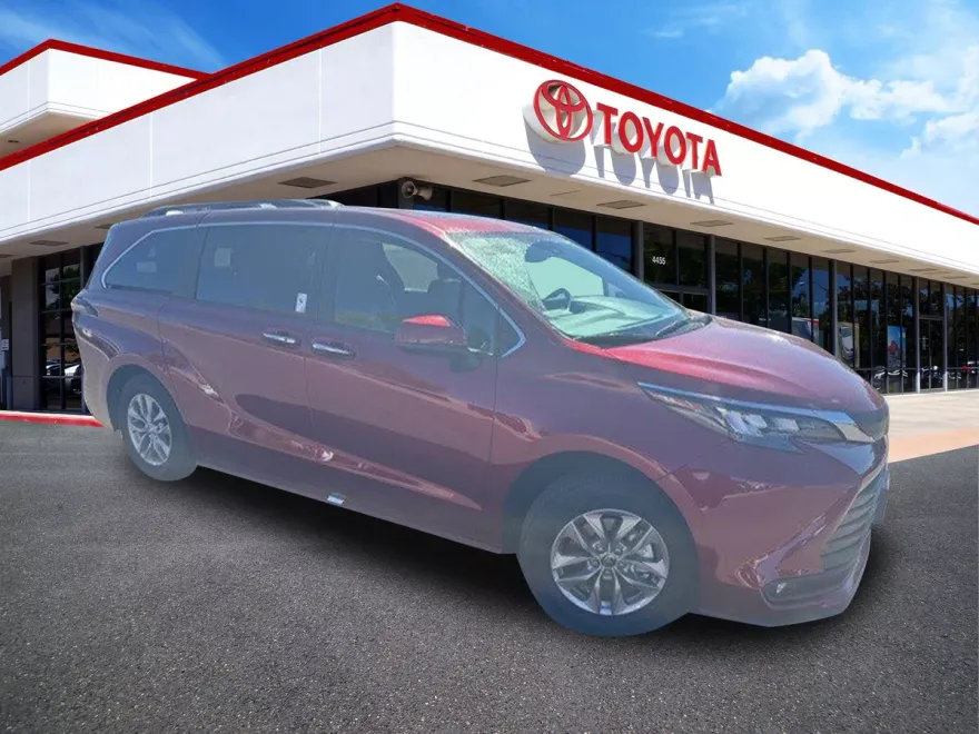 2025 Toyota Sienna XLE photo 1