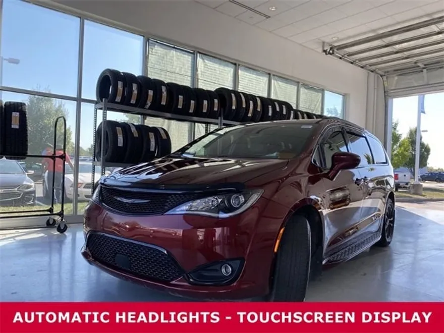 2020 Chrysler Pacifica Touring L photo 1