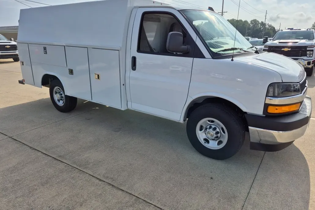 2025 Chevrolet Express Cutaway 3500 photo 1