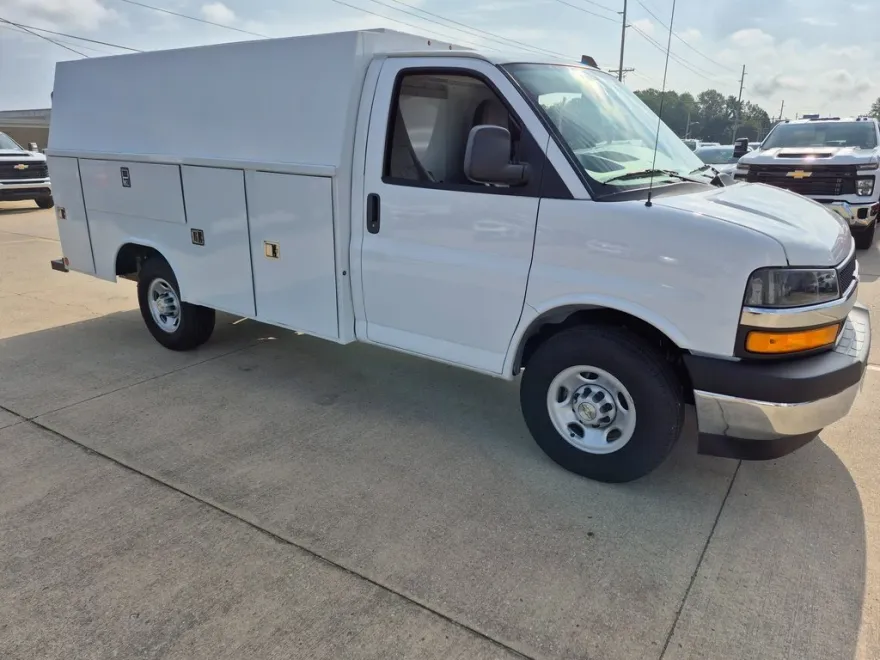 2025 Chevrolet Express Cutaway 3500 photo 1