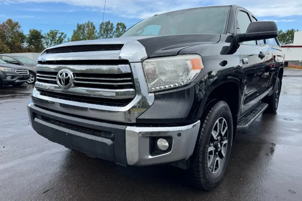 2017 Toyota Tundra SR5 Double Cab photo 1