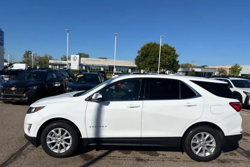 2020 Chevrolet Equinox LT photo 1