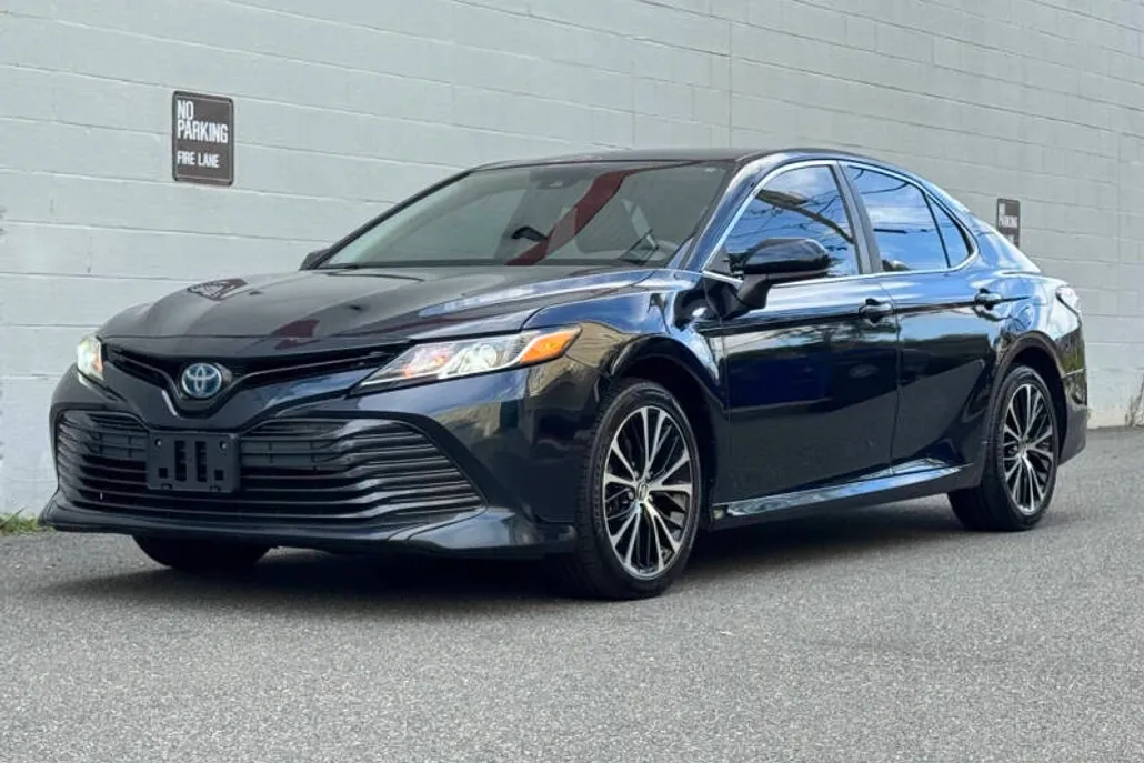 2020 Toyota Camry Hybrid LE photo 1