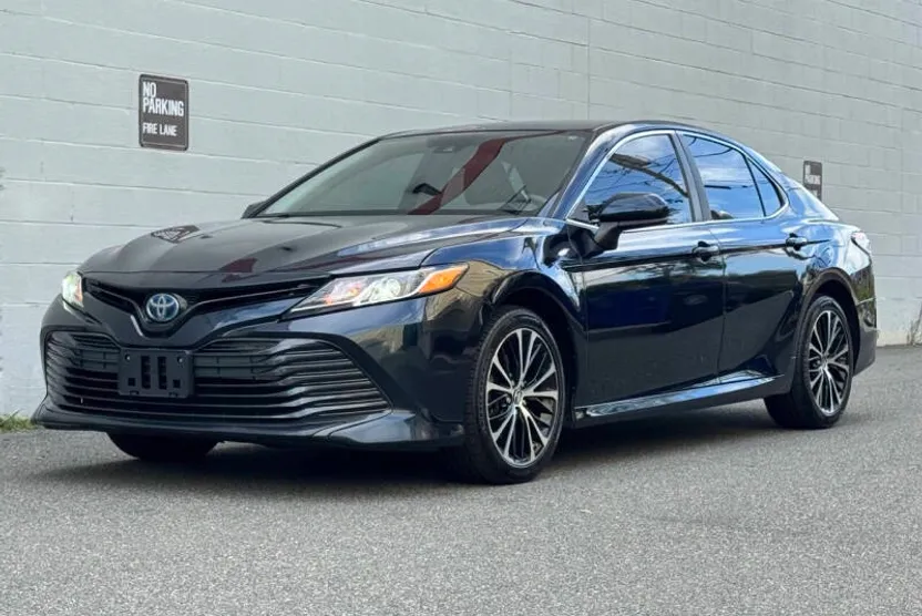 2020 Toyota Camry Hybrid LE photo 1