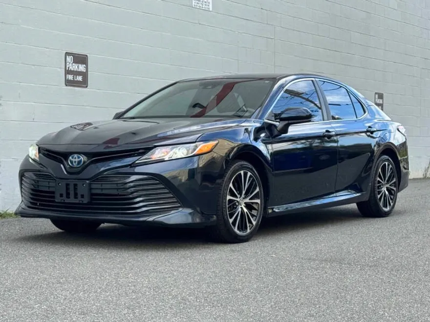 2020 Toyota Camry Hybrid LE photo 1