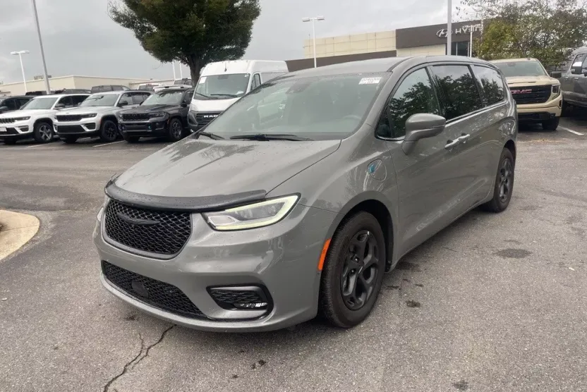 2022 Chrysler Pacifica Hybrid Touring L photo 1