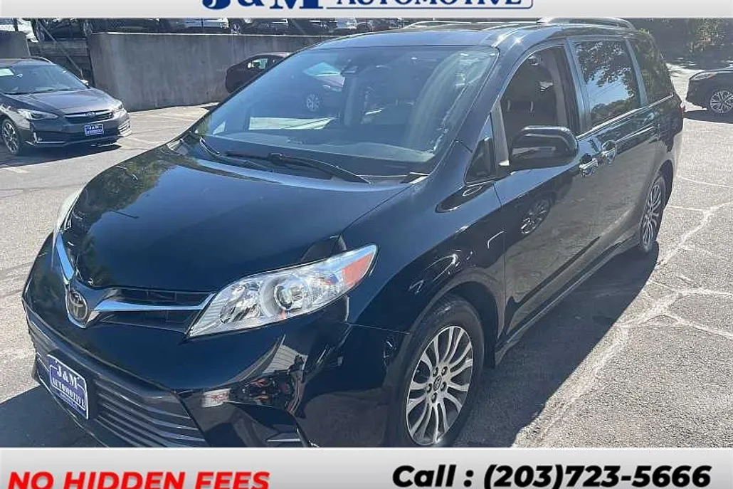 2020 Toyota Sienna XLE photo 1